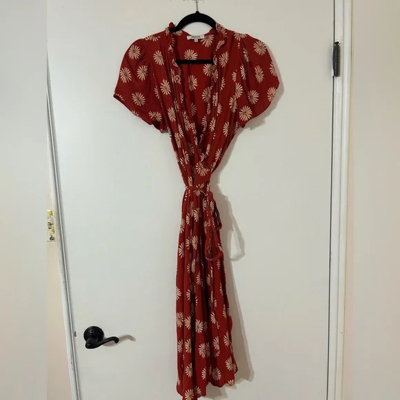 Madewell Ruffle-Edge Wrap Midi Dress in Daisy
Daydream - Picture 3 of 6